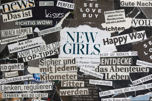 abstrakte Papier Collage mit Texten, Love, Basten mit Zeitschriften, Papierschnipsel auf Leinwand angeordnet und geklebt