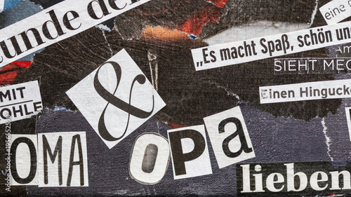 abstrakte Papier Collage mit Texten, und Sprüchen, Basten mit Zeitschriften, Papierschnipsel auf Leinwand angeordnet und geklebt