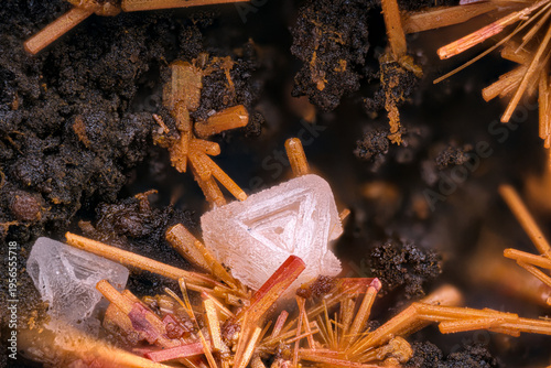 Cuadro en lienzo Clear Salammoniac with altered Realgar crystals