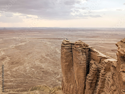 Quadro su tela Panoramic view of dramatic cliffs at the Edge of the World (Jabal Tuwaiq) after