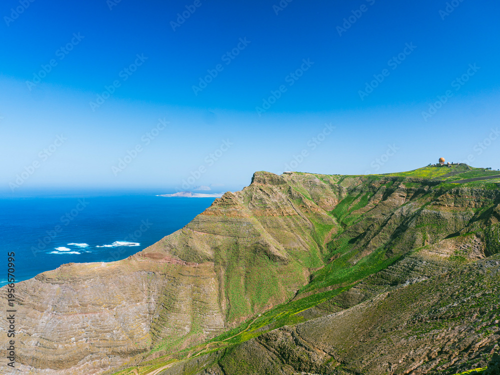 Fototapeta premium Green coastal ridge and ocean view near Penas del Chache in Lanzarote