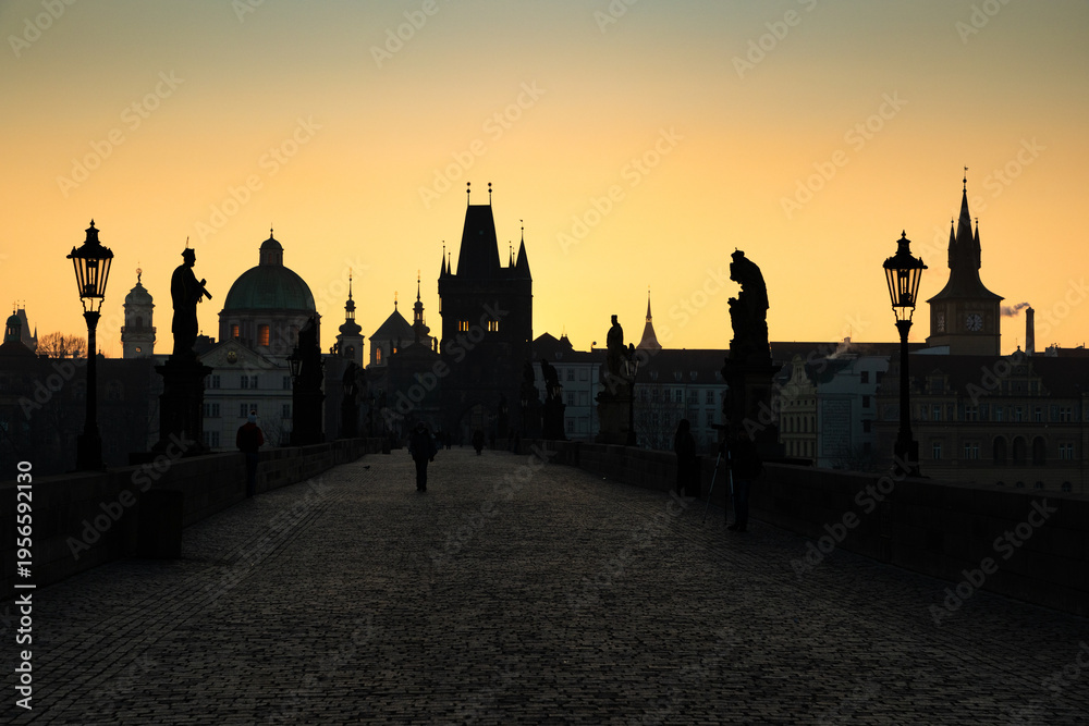Obraz premium charles Bridge in Prague Czech Republic at sunrise with historic statues