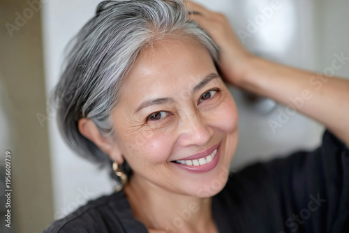 Retrato de mujer con pelo canoso