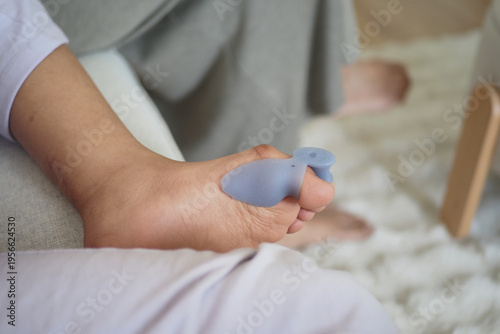 Bild auf Leinwand Using a foot care device for toe alignment at home