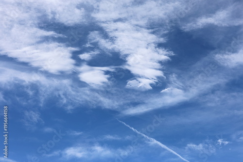Himmelslandschaft mit Schleierwolken und Kondensstreifen