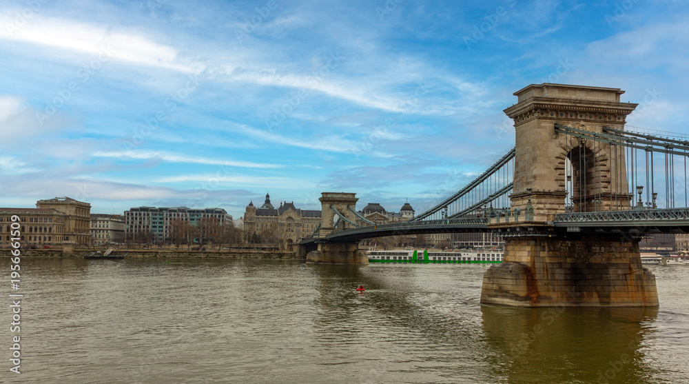 Obraz premium The historic Szechenyi Chain Bridge over Danube river in Budapest, Hungary