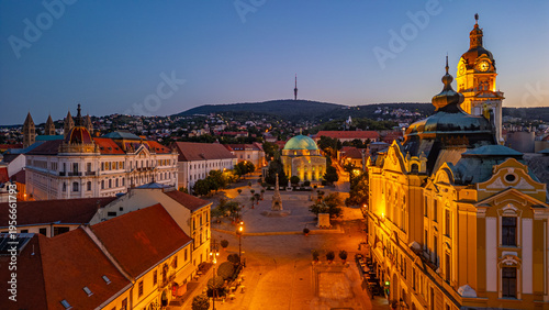 Foto Sunrise view of Church of the Blessed Virgin Mary in the old tow