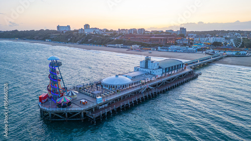 Foto Sunset view of the Bournemouth pier in England