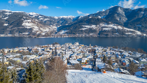Cuadro en lienzo Panorama view of Zell am See during winter, Austria