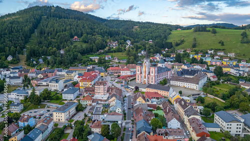 Foto Panorama view of Mariazell basilica during a sunny day in Austri