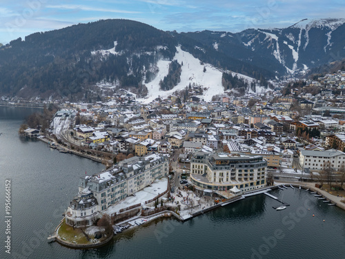 Schilderij op canvas Panorama view of Zell am See during winter, Austria