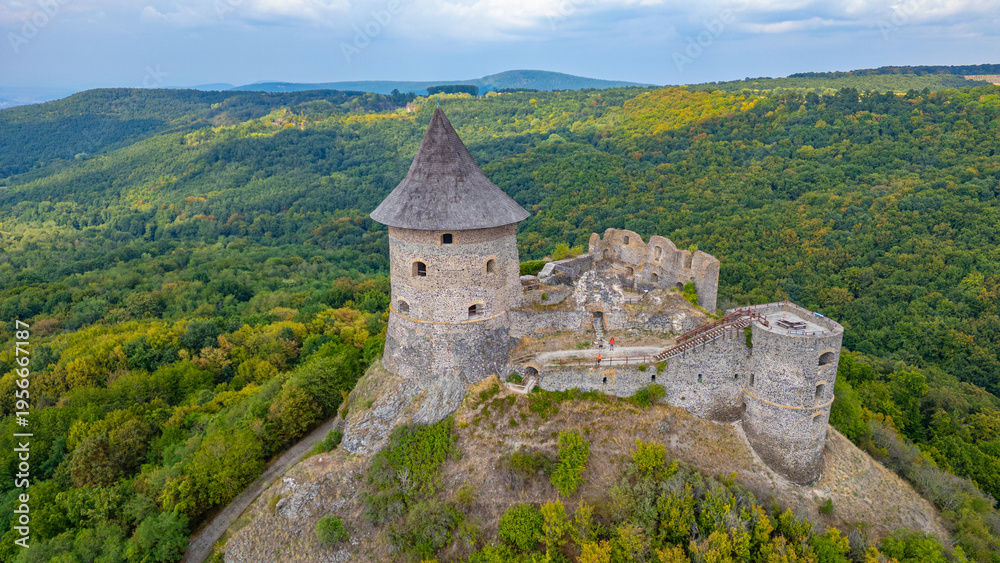 Fototapeta premium Somoska castle during a cloudy day, Slovakia
