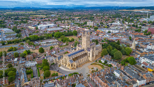 Canvastavla Panorama view of Gloucester cathedral in England
