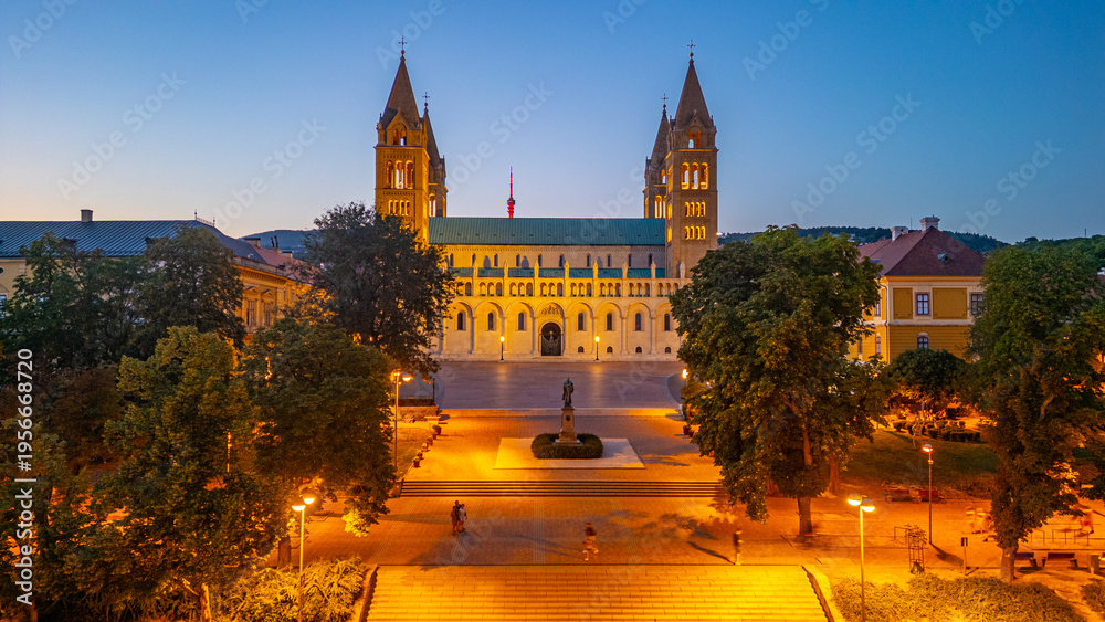 Obraz premium Sunset view of the basilica of Pecs in Hungary