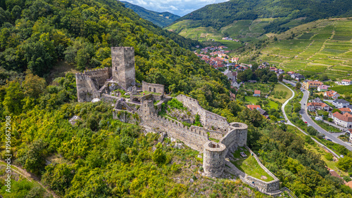 Foto Ruins of Hinterhaus castle in Austria during a sunny day