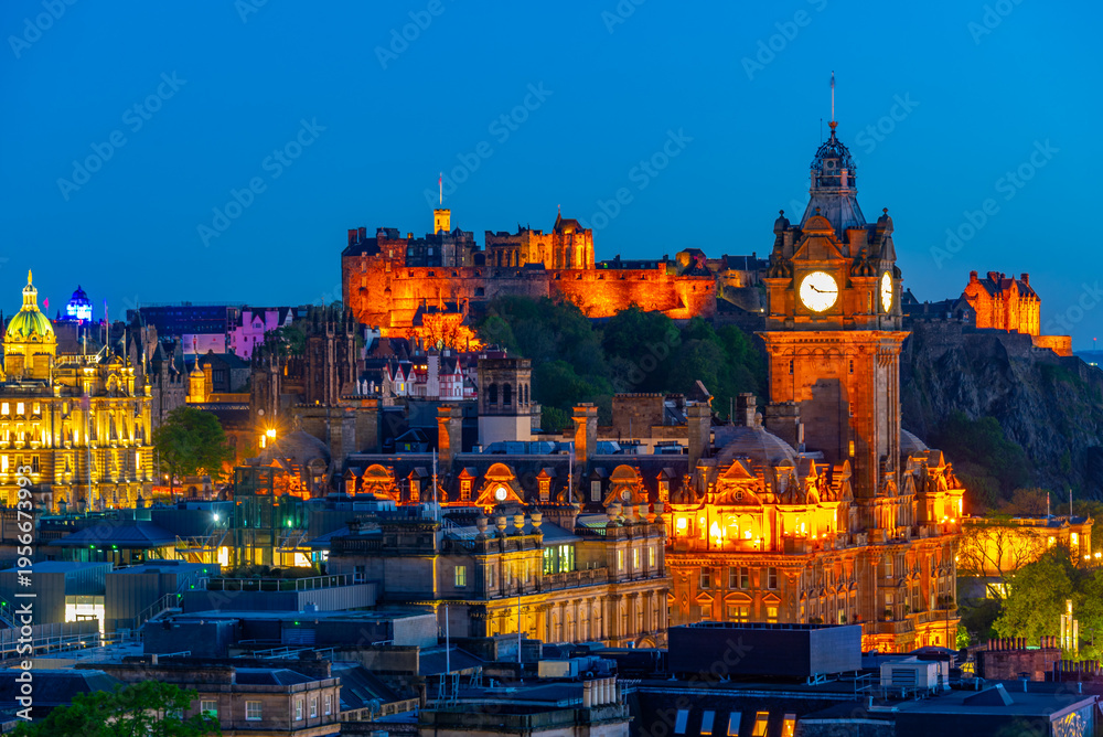 Obraz premium Sunset panorama of the old town of Edinburgh from calton hill, S