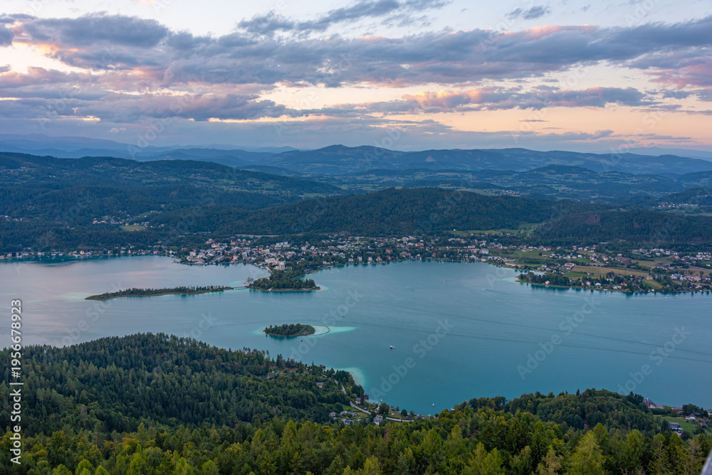 Obraz premium Sunset panorama view of Worthersee in Austria
