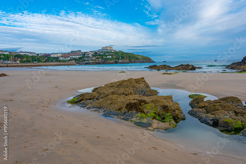 Foto Sunrise view of Great western beach in Newquay, England
