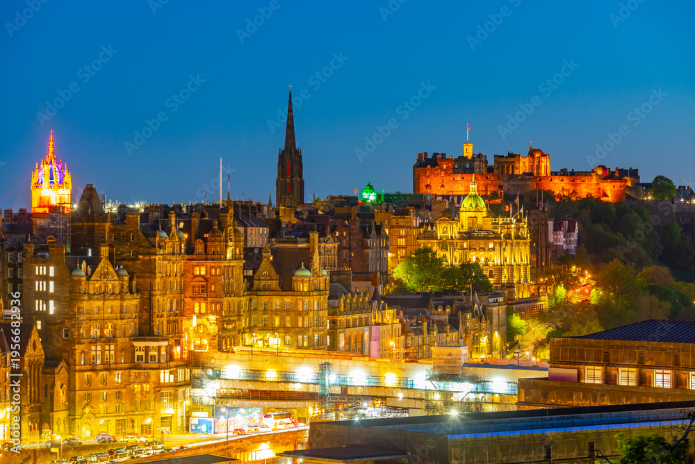 Obraz premium Sunset panorama of the old town of Edinburgh from calton hill, S