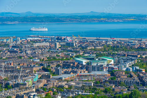 Fotografia Holyrood park view of harbour district of Edinburgh, Scotland