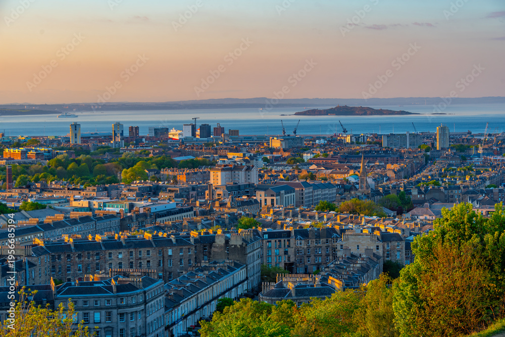 Obraz premium Sunset aerial view of harbour district of Edinburgh, Scotland