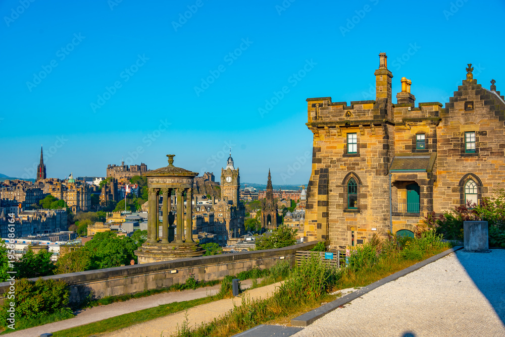 Fototapeta premium Panorama of the old town of Edinburgh from calton hill, Scotland