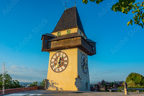 Tableau sur toile Clock tower in Austrian town Graz
