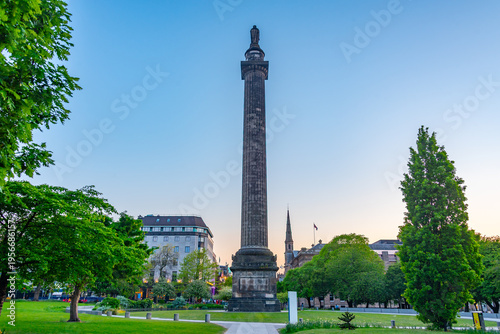Tableau sur toile Sunset of Meliville monument in Edinburgh, Scotland