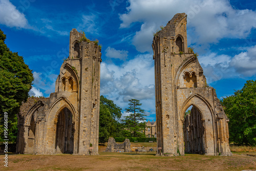 Tableau sur toile Summer day at Glastonbury Abbey in England