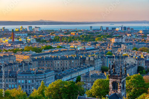 Foto Sunset aerial view of harbour district of Edinburgh, Scotland