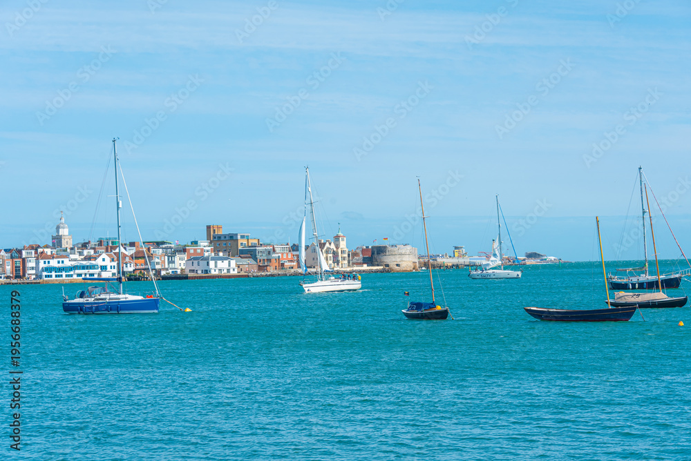 Obraz premium Boats and skyline of portsmouth, England