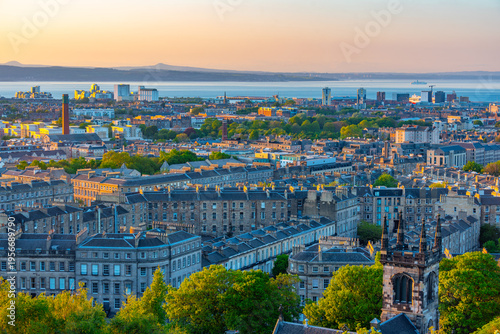 Fotografía Sunset aerial view of harbour district of Edinburgh, Scotland