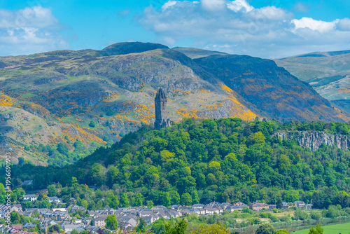 Foto The National Wallace Monument overlooking Stirling, Scotland