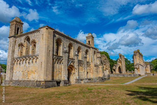 Fotografia Summer day at Glastonbury Abbey in England