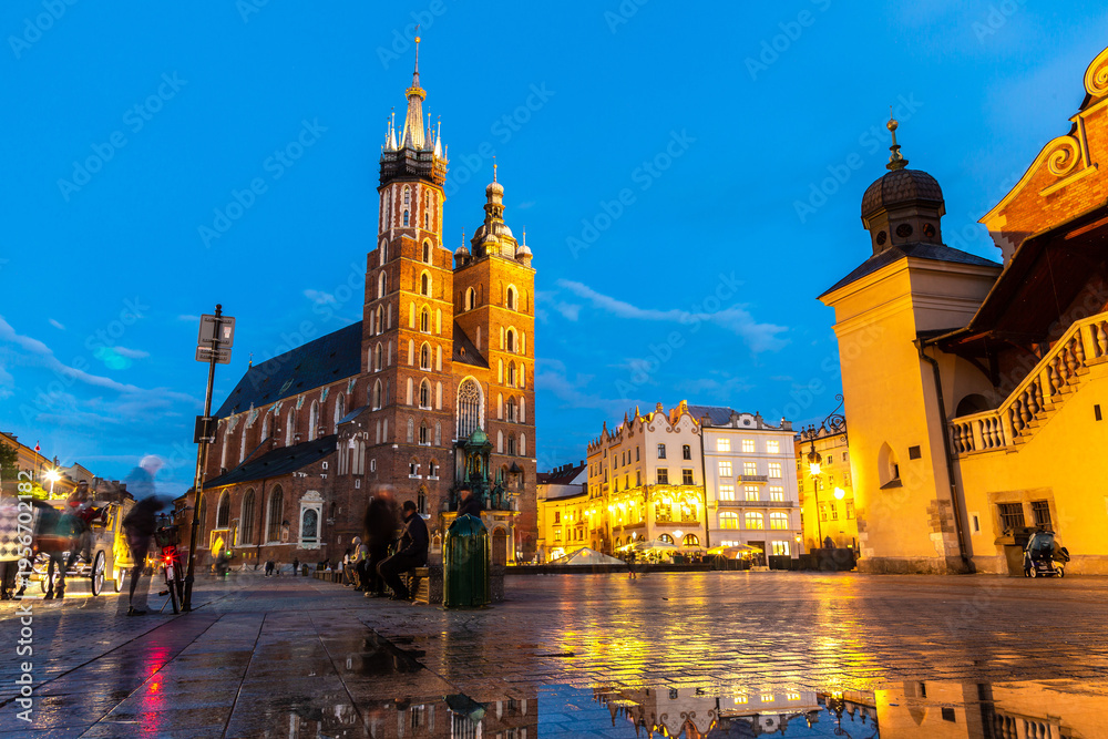 Fototapeta premium St. Mary's Basilica Church and Cloth Hall Building in Krakow at night