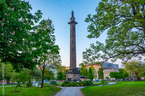 фотографія Sunset of Meliville monument in Edinburgh, Scotland