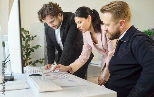 Foto Colleagues team in office meeting review reports
