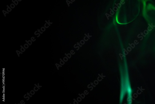 Foto A smooth green smoke wafts gently against a dark background