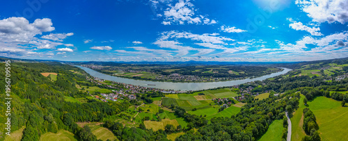 Fotografía Panorama view of Krummnussbaum village in Austria