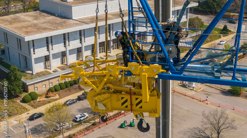 Tableau sur toile Tower Crane Lattice Section Installation Construction Workers Raleigh