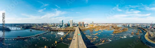Obraz  z motywem Richmond, Virginia, aerial panorama of the Manchester Bridge spanning the James River with the downtown city skyline in the background.