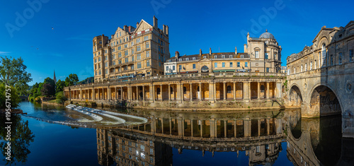 Φωτογραφία View of riverside of Avon in Bath, England