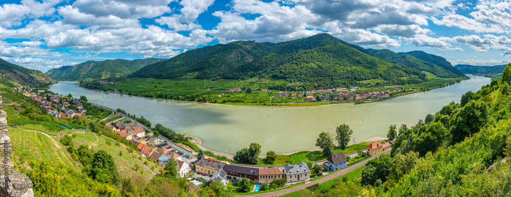 Obraz premium Panorama view of Spitz an der Donau village in Austria