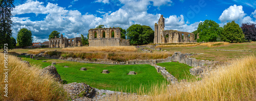 Foto Summer day at Glastonbury Abbey in England