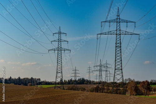 Strommasten einer Überlandleitung im Feld