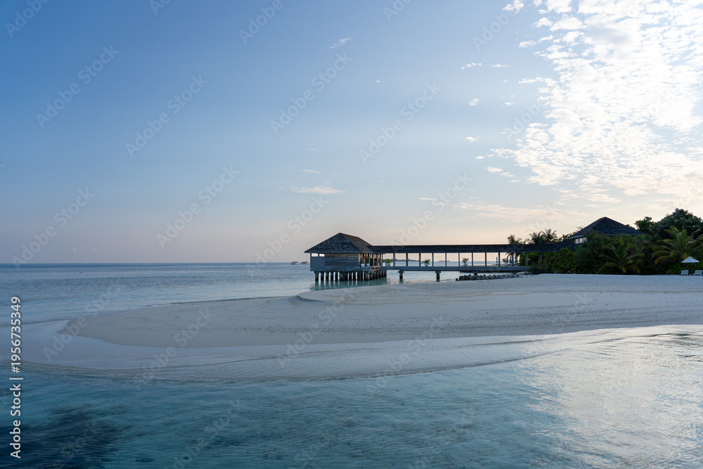 Fototapeta premium tropical beach at sunrise
