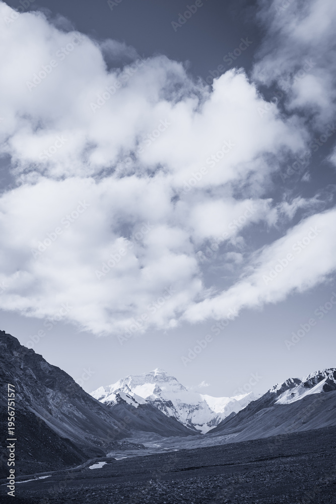 Obraz premium Mount Everest as seen from Base Camp in Tibet