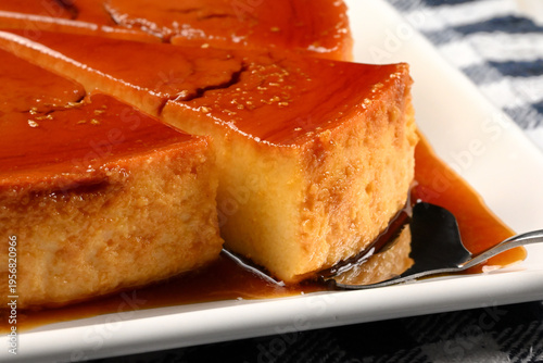 Cuadro en lienzo Close-up of a slice of caramel flan served on a white plate