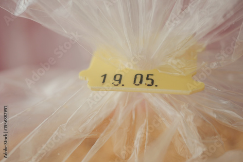 Принти на полотні Bag tag shows expire date for a bread