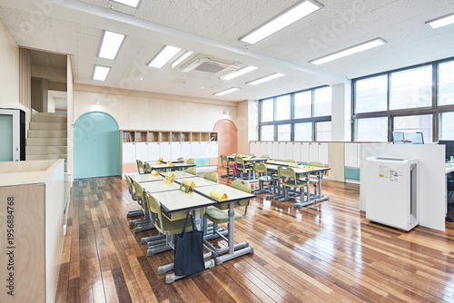 Foto Colorful classroom with wood floor and pastel alcoves in contemporary school